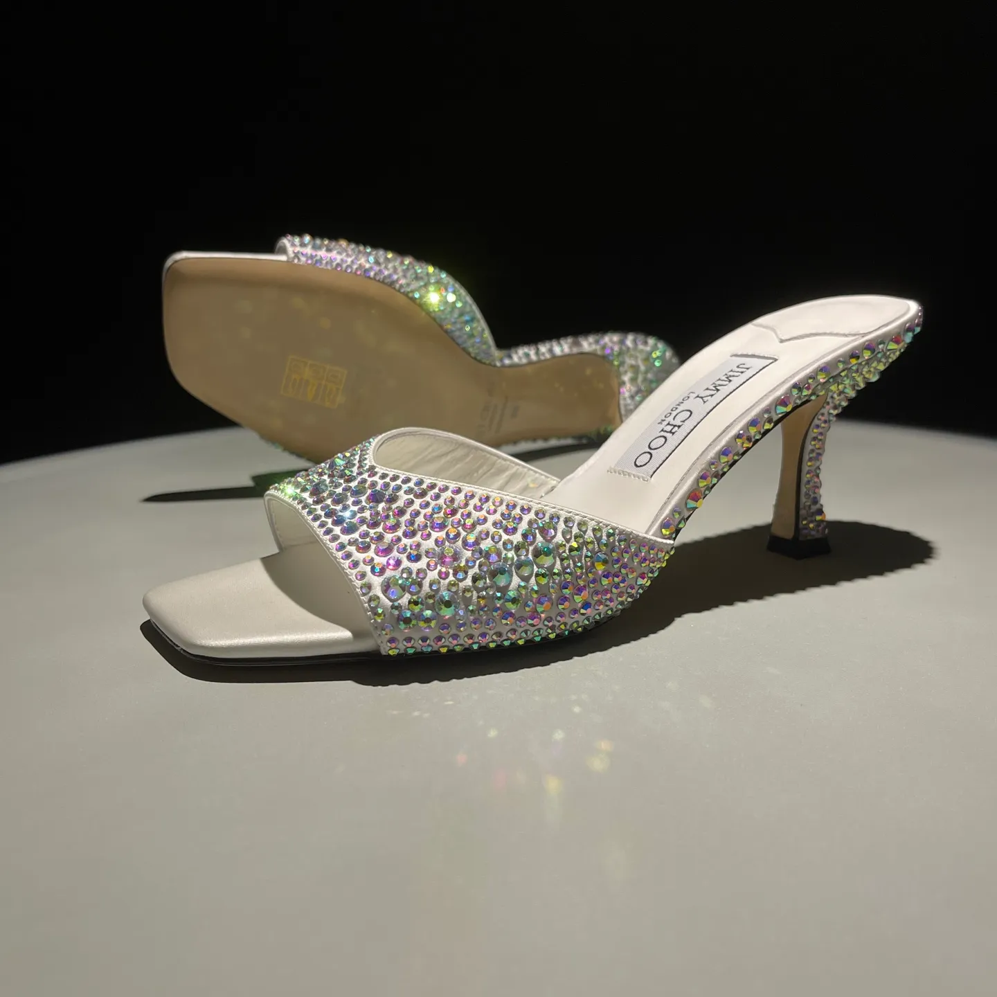 👟👟Ex-factory price 640👟👟 JIMMY CHOO A pair of high heels that can conquer all men👠Easy to wear and versatile, a must-have item for the annual meeting🥂Bilng Bilng is so beautiful that no one can breathe. Material: silk hot diamond gradient champagne color🍸Sheepskin lining Italian leather outsole 2 colors for sale: champagne white Size: 34-40 (41 42 43 (Customized)) Height 7cm, packed at the same time at the counter!